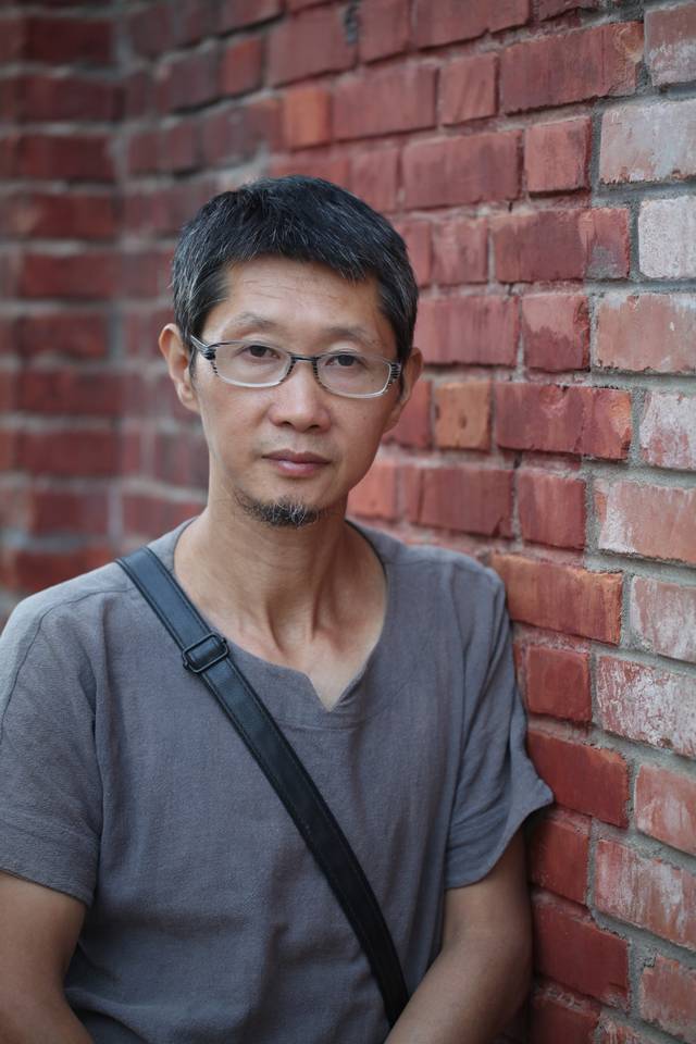 景德镇瓷画家.师从著名画家周华君先生.从事陶瓷绘画三十余年.