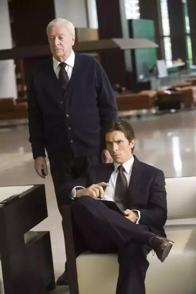 这部dc美剧讲述了蝙蝠侠管家的前世今生