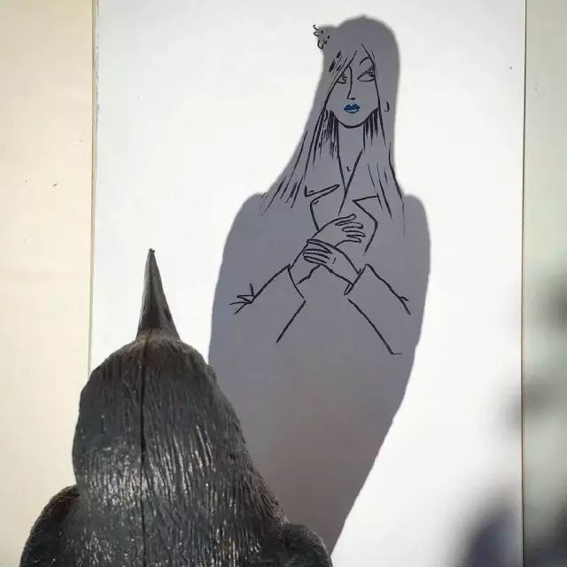 他是位偷影子的人把影子玩出了新花样