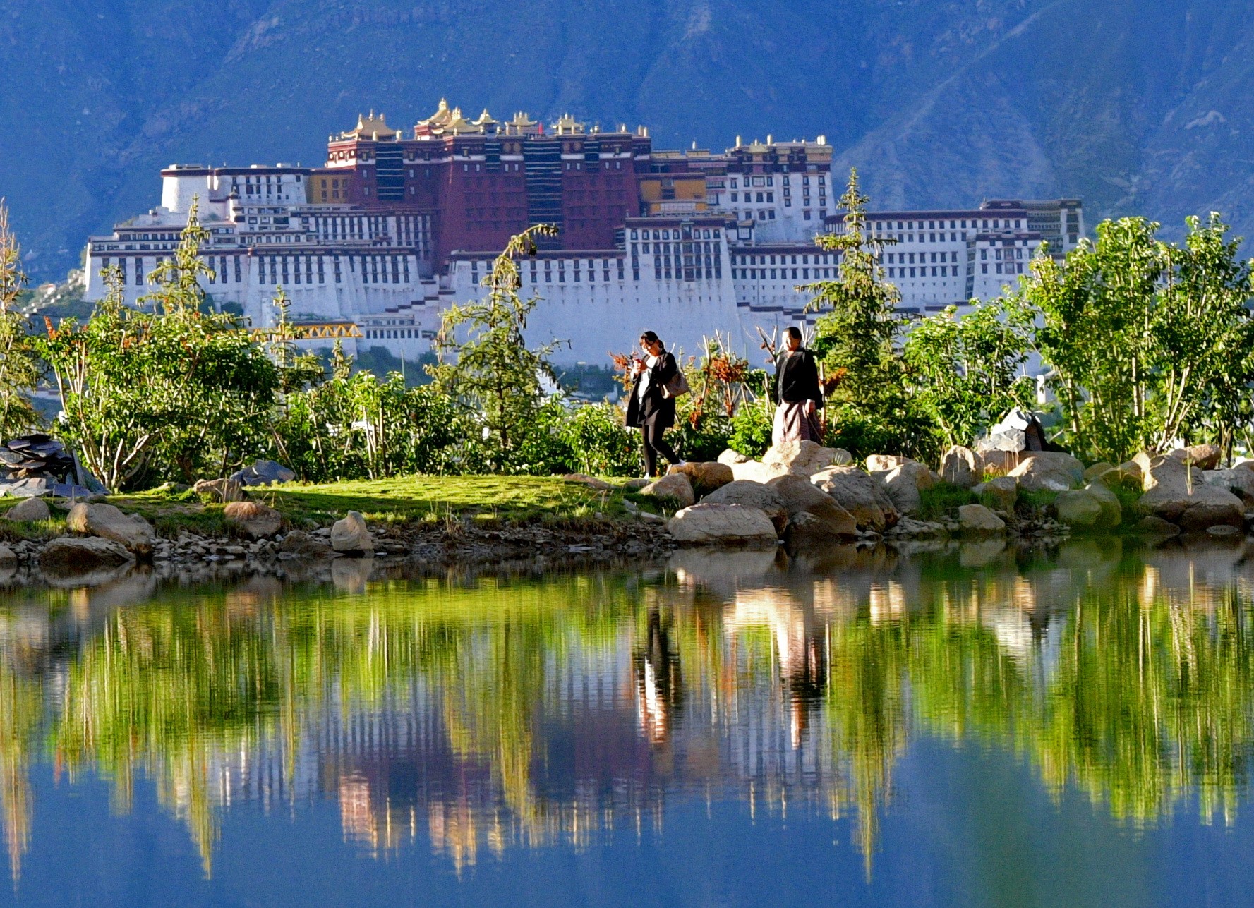 盛夏时节,位于西藏拉萨市的南山公园绿意盎然,风景如画.