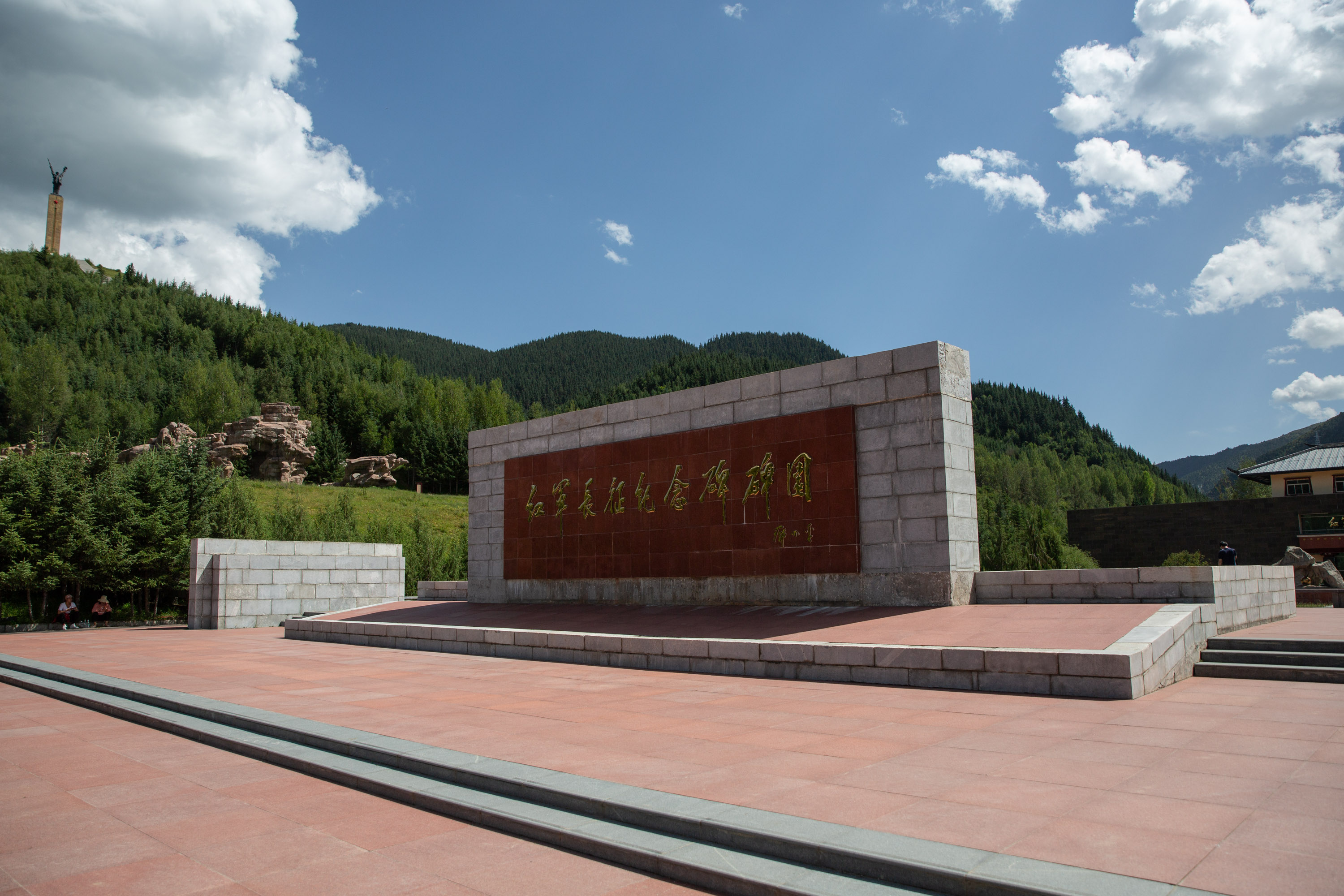 纪念碑下的随想这是7月30日在四川省松潘县拍摄的红军长征纪念碑碑园