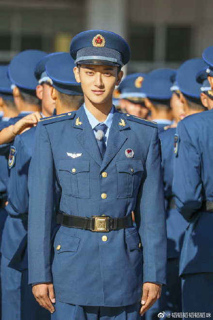 穿军装最好看的爱豆,你被谁a到了?一起致敬最可爱的人!