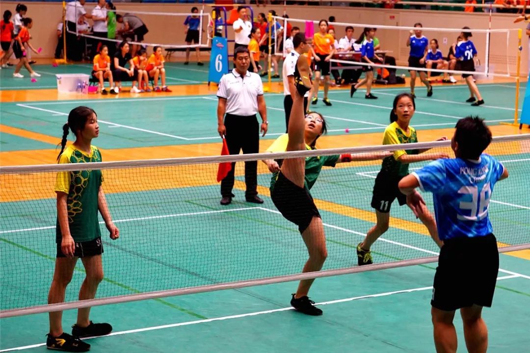 枫泾中学,山阳小学,山阳中学,枫泾小学共54名学生组成的金山区代表团