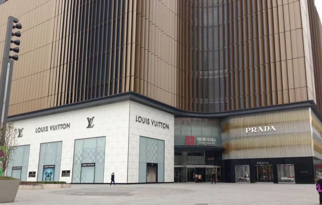 合肥银泰中心引进lv,prada,gucci等几十个顶尖品牌,为都市圈,家庭客