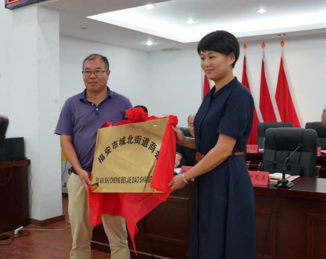 2513家,规模也不断扩大,以王基岭工业园区以及万利广场,韩阳煌都商圈