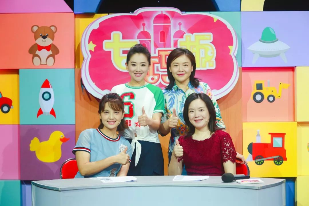 央视少儿频道主持人贺斌阿姨,月亮姐姐,陈怡姐姐也在现场为宝宝们