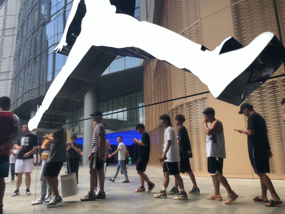 天价潮鞋背后大二学生炒鞋月入过万飞全国各地排队抢鞋