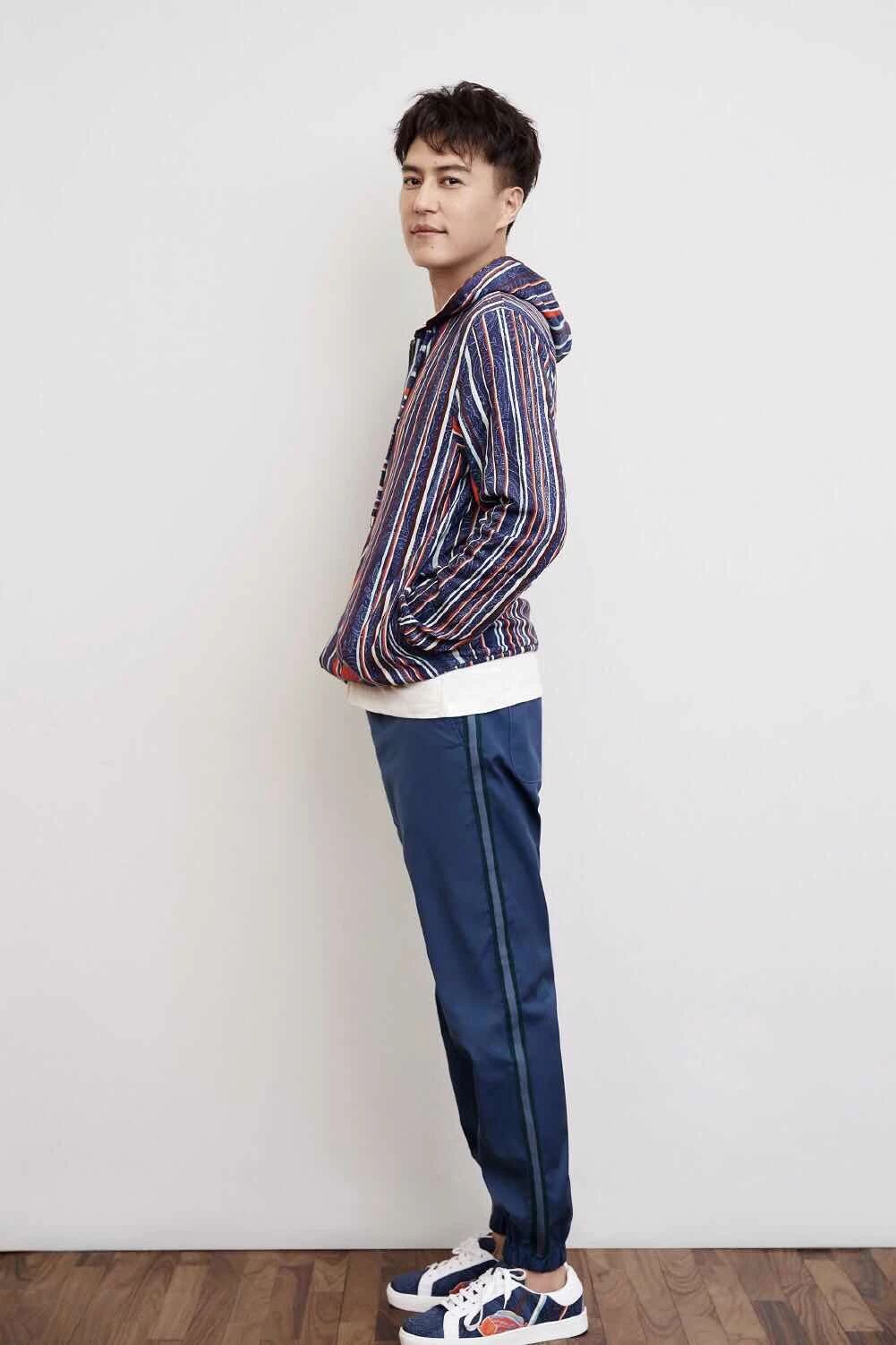 谁说中年必油腻靳东就是个例外42岁穿t恤清爽又时尚