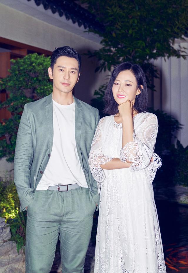 原创35岁谭卓气质出众!素色白裙穿出清冷高级,和黄晓明同框亮相养眼