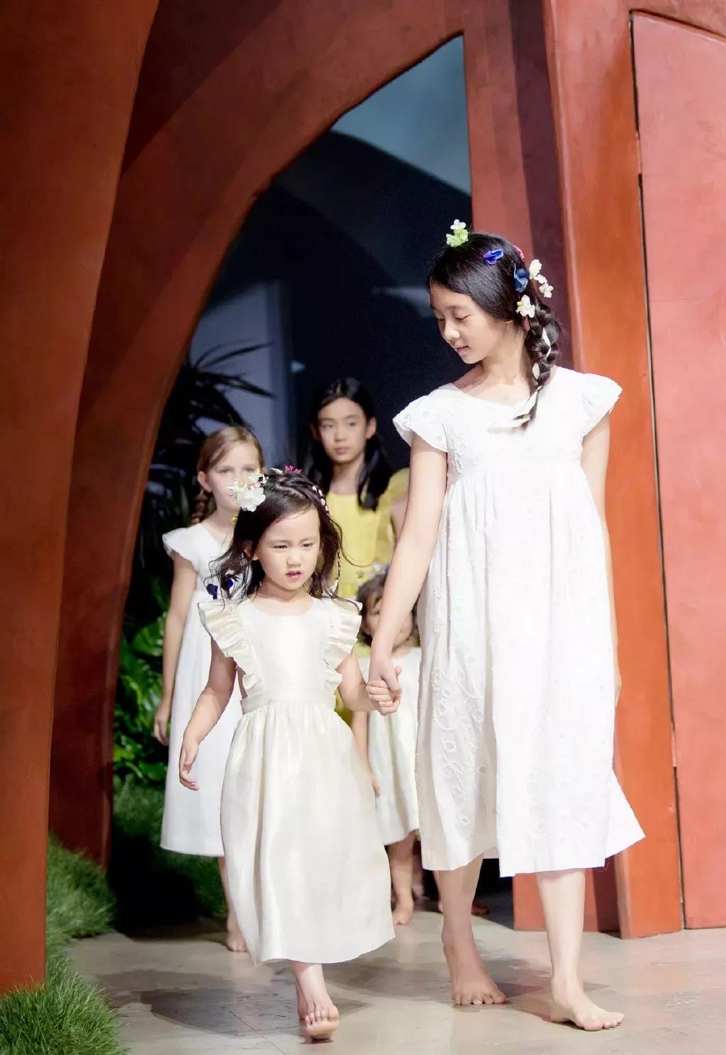 李嫣黄多多12岁巴黎时装周走秀有没有差距一看就知道