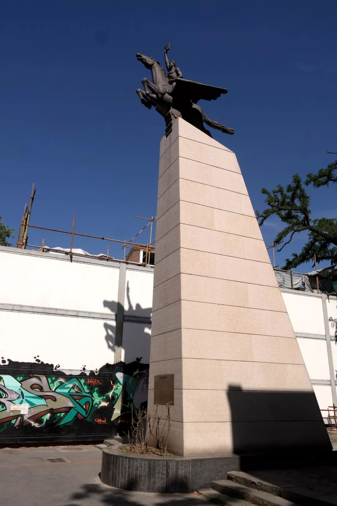 修长的少女:展馆中的雕塑:798还有很多新奇和好玩的艺术品,篇幅所限