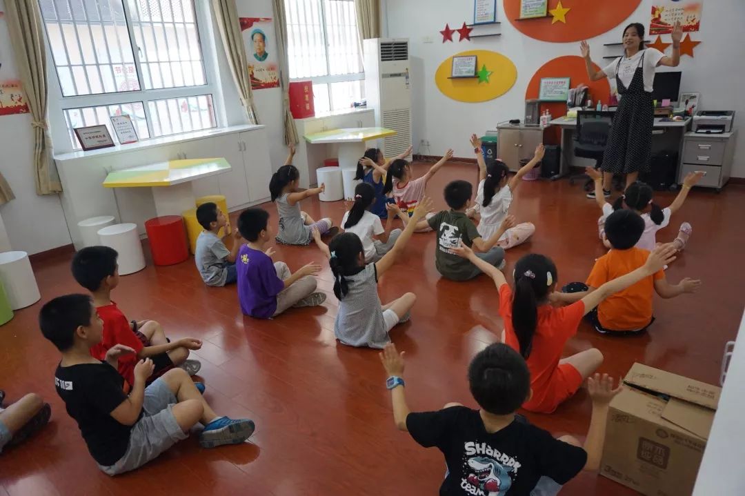 在啦啦操课上,小朋友们跟着老师先做了热身运动,放松开自己的身体