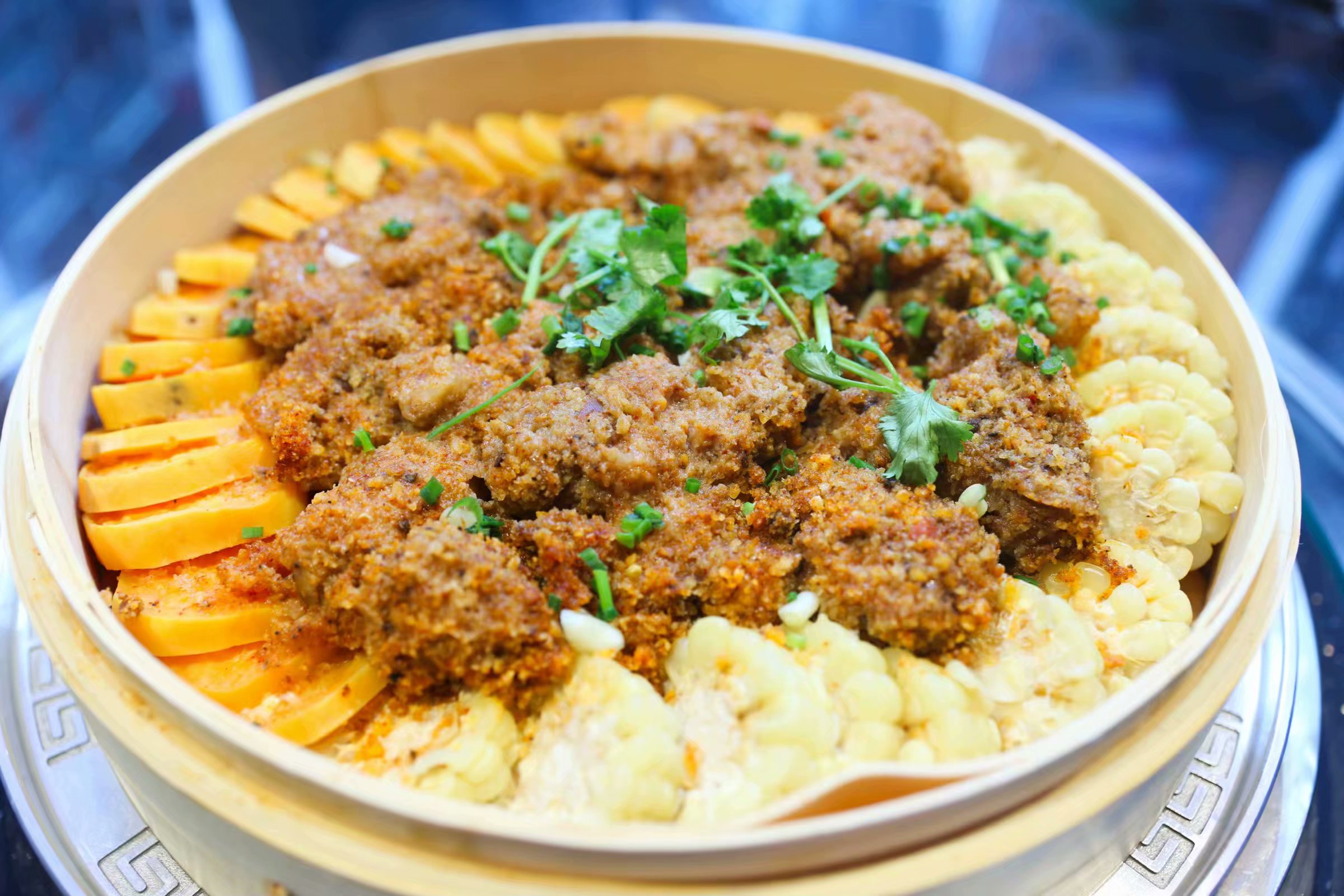 一笼混蒸土猪肉,大口吃肉从古至今都是享受,一盘热气腾腾的土猪肉粉蒸