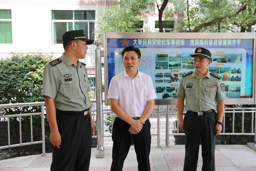 祝云武"八一"走访慰问人武官兵和消防指战员