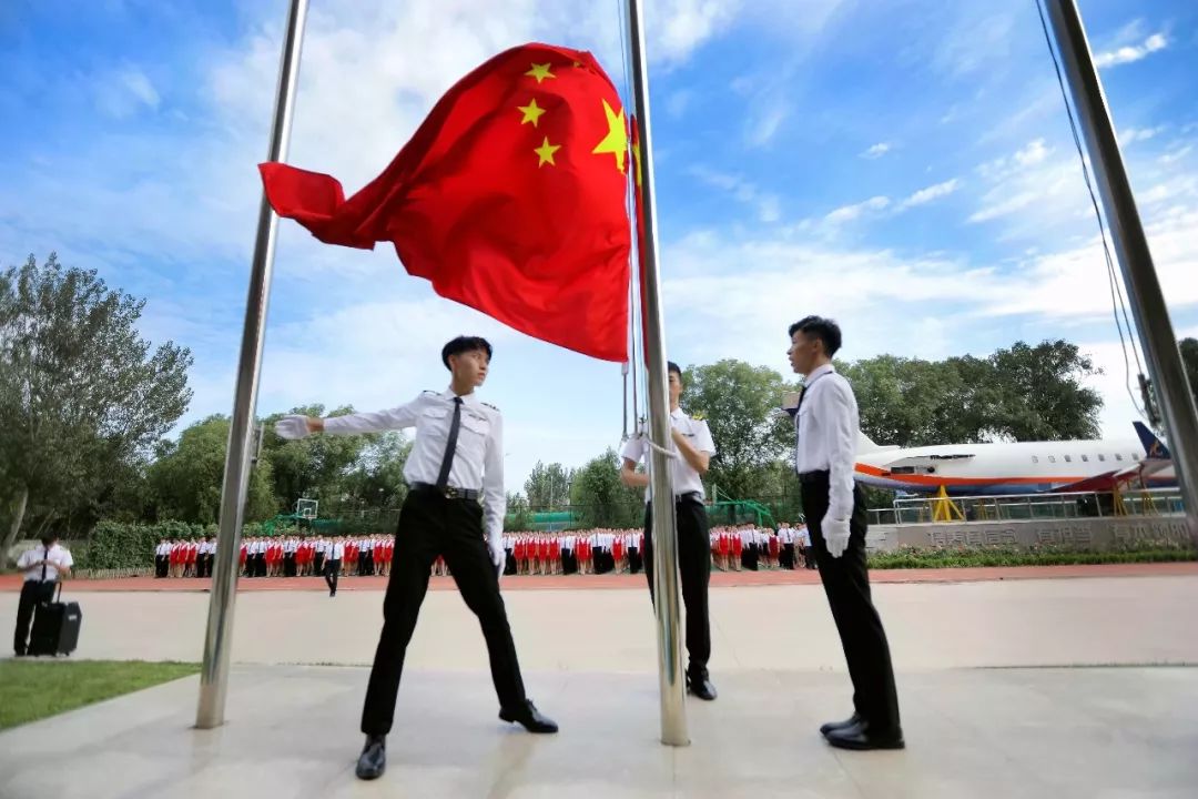 8時整,伴隨著《歌唱祖國》的軍樂,國旗護衛隊員邁著鏗鏘的步伐走向