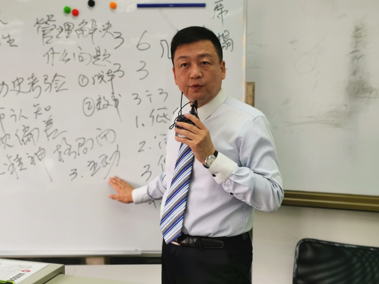 论"管理者"如何突破"自身瓶颈"与"企业战略管理与组织创新"的关系