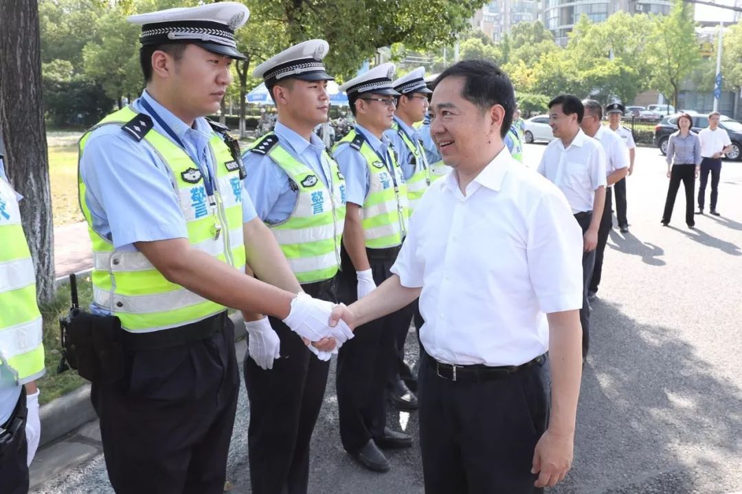 马晓晖首先来到仁皇山路与青铜路交叉口看望正在值勤的交警.