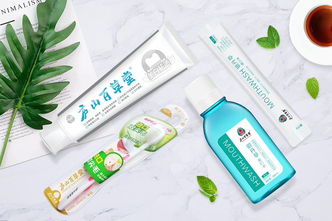 口腔异味也随之而来,吃完零食后,不要忘记使用庐山百草堂银丹草漱口水