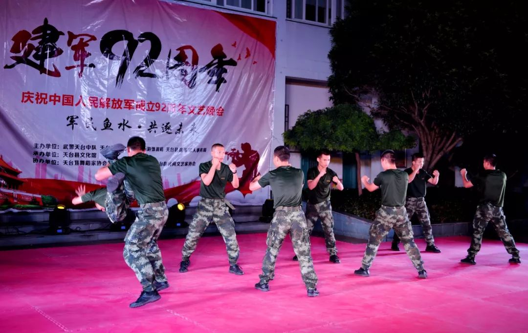 致敬最可爱的人┃军民鱼水共逐未来警民联欢精彩上演火热军营