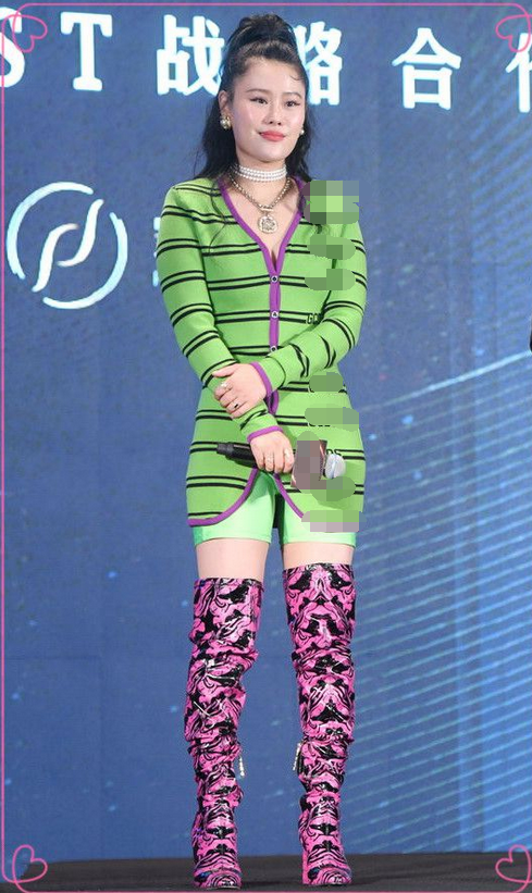 袁娅维够了穿针织长衫就算了荧光绿泳裤配过膝靴是什么操作