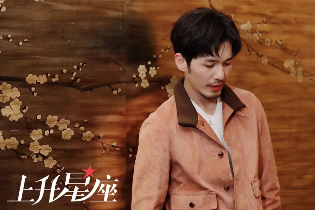 白宇身负利剑悠然不知