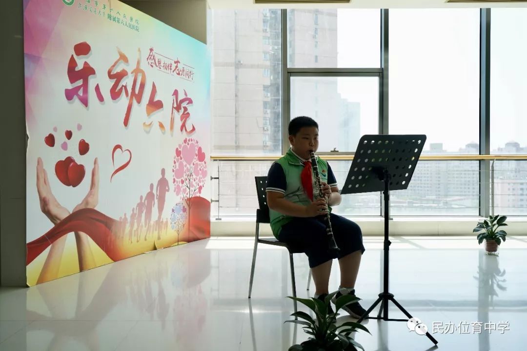 我们陆续上演了深情动人的小组唱《感恩的心》,令人称奇的近景魔术