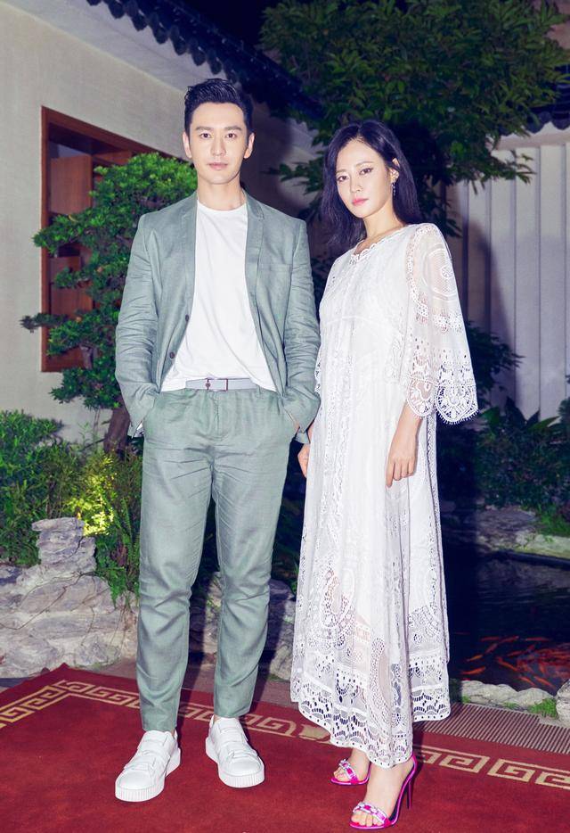 原创35岁谭卓气质出众!素色白裙穿出清冷高级,和黄晓明同框亮相养眼