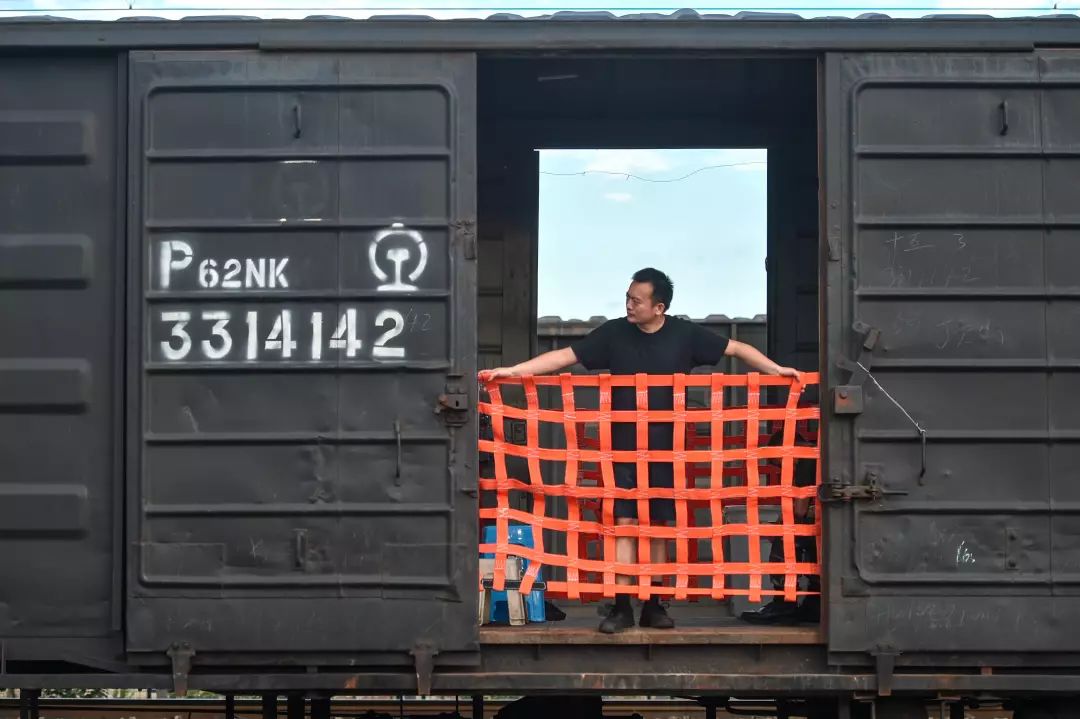 我们用镜头记录下了这个团队——成钞公司的押运团队,清一色的全党员