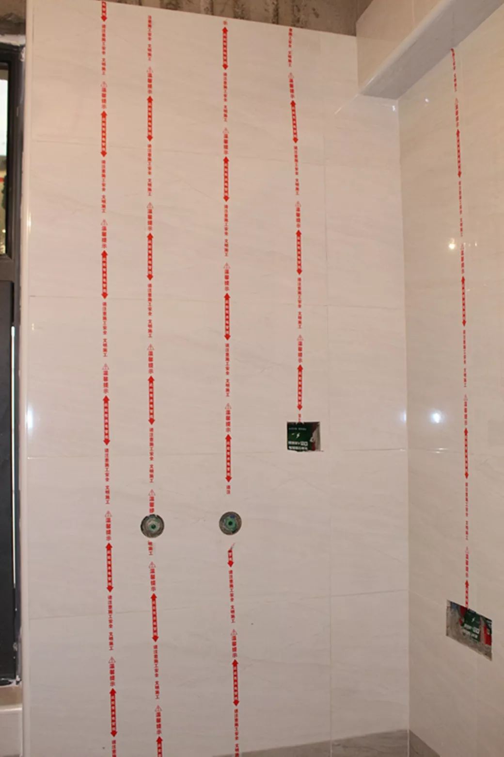 以免门受到磕碰,地面采用地膜保护 ,墙砖贴水电标识条,标记水电线管