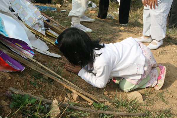 原创带上4岁的女儿给公公过五七