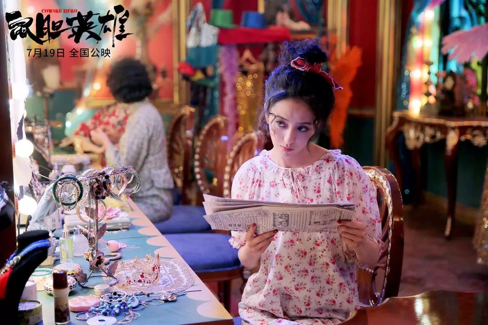 为了追求心爱的女神杜卿(佟丽娅饰),在这过程中意外成为大英雄的故事