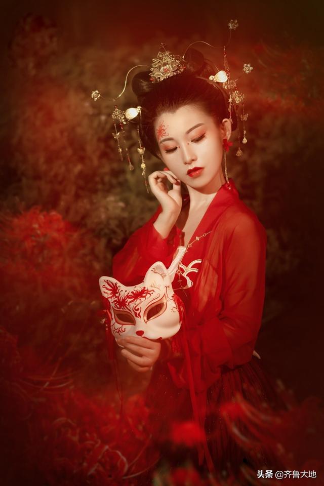 红衣古装美女,狐面神秘的意境