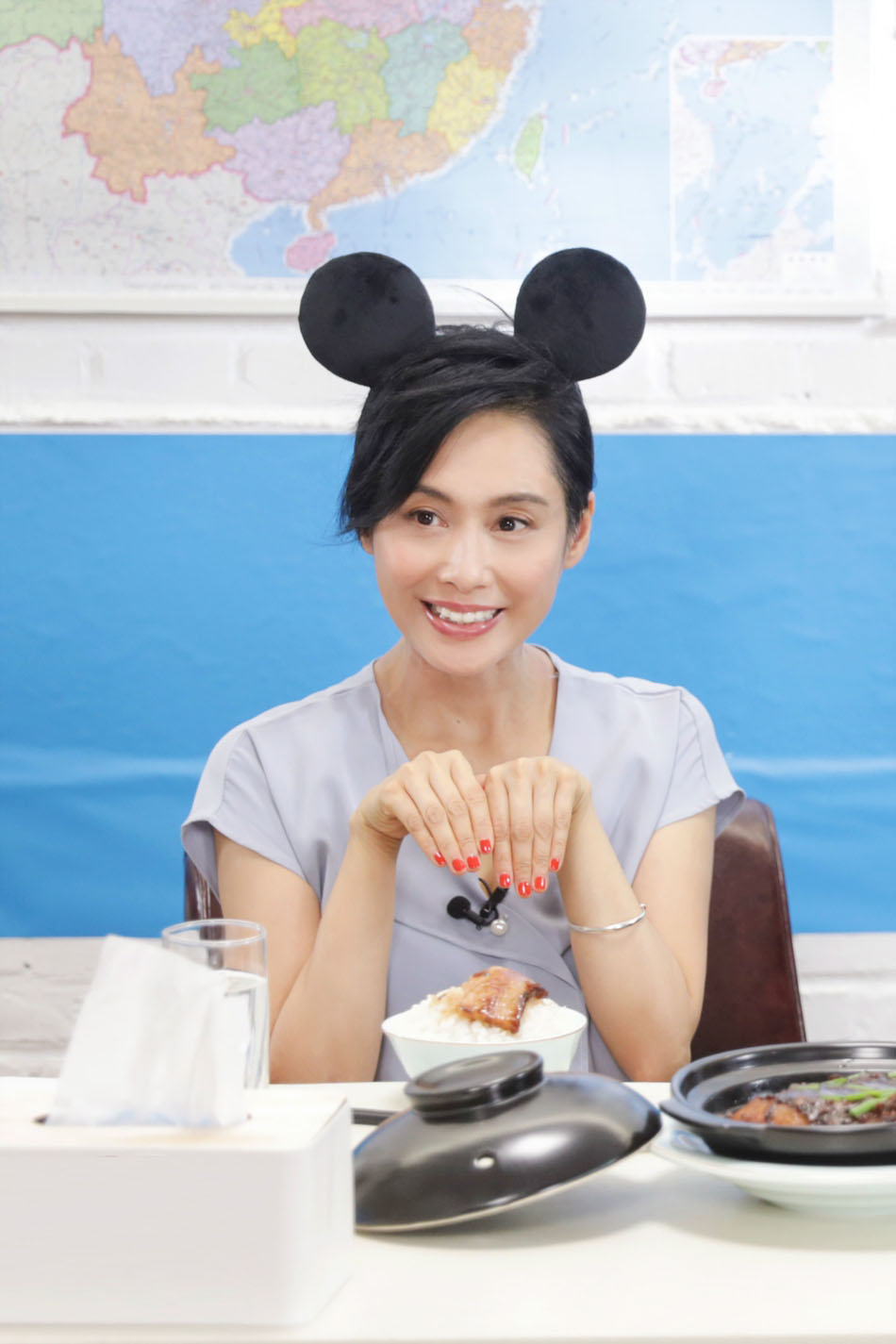 1/ 7 搜狐娱乐讯 8月1日,某综艺节目官方账号发布一组剧照,照片中朱茵