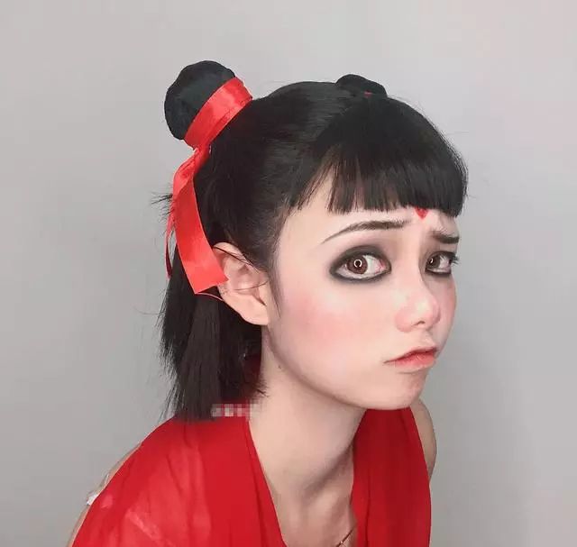 女孩cos魔童哪吒本以为是业余的看到牙齿后网友是个王者