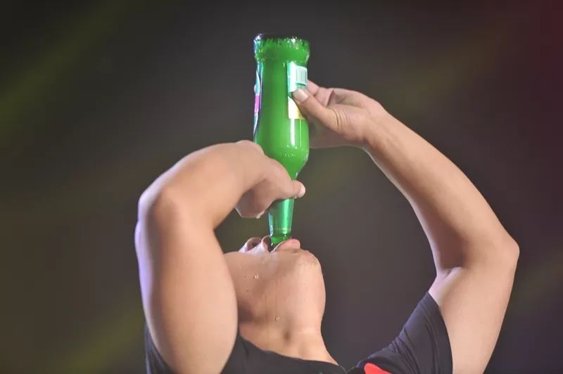 啤酒节酒王大赛周赛震惊现场吹瓶3秒70金沙滩啤酒城喊你来战