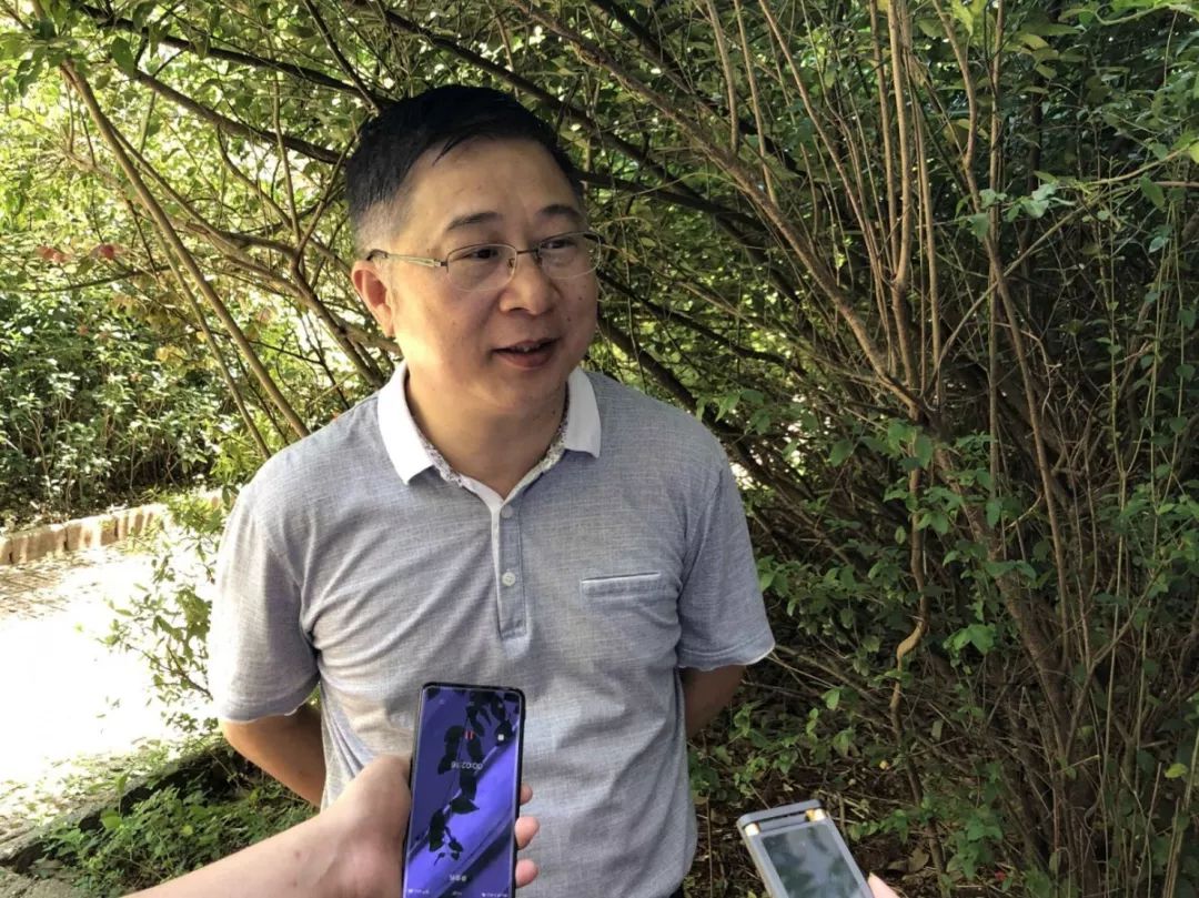 梁晓斌:早上吃饭,做操一系列的动作都是培养学生成才,学生都是在军事