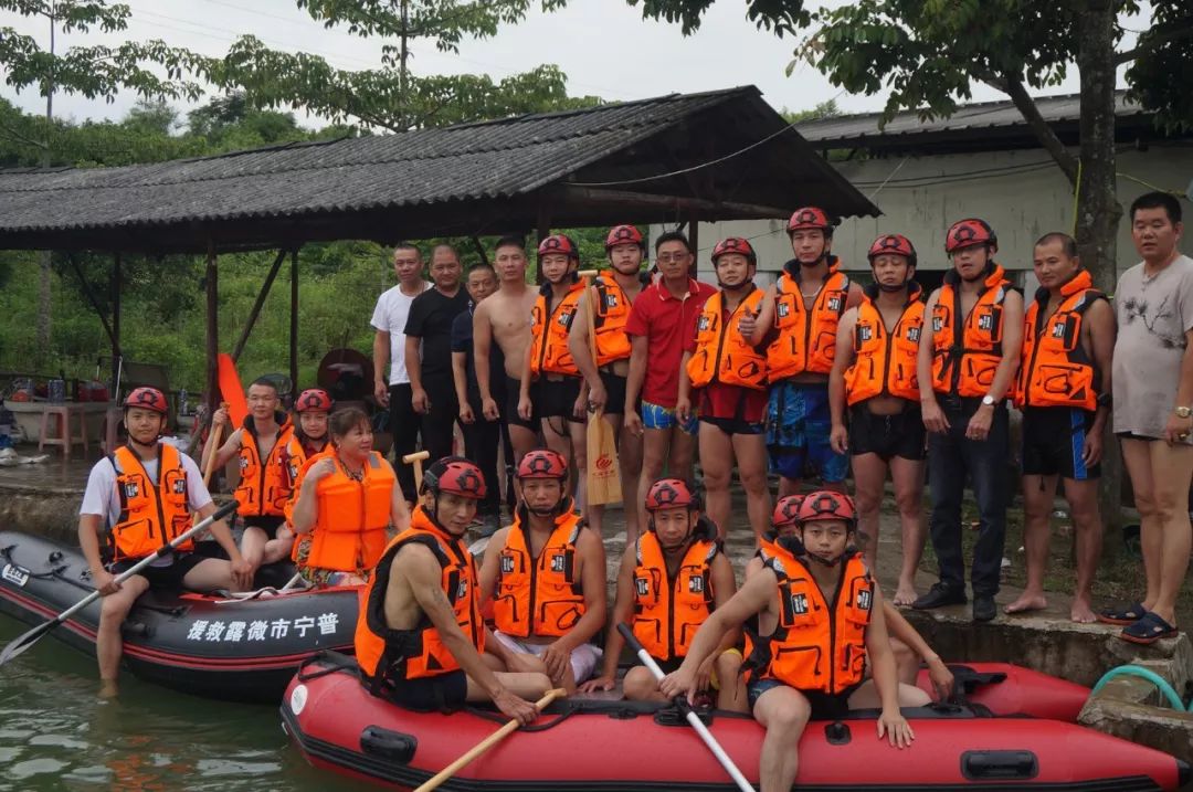 感恩存心水上救援队:余桂亮,吴桐顺,张建桢,蔡胥曙四位教官为学员们无