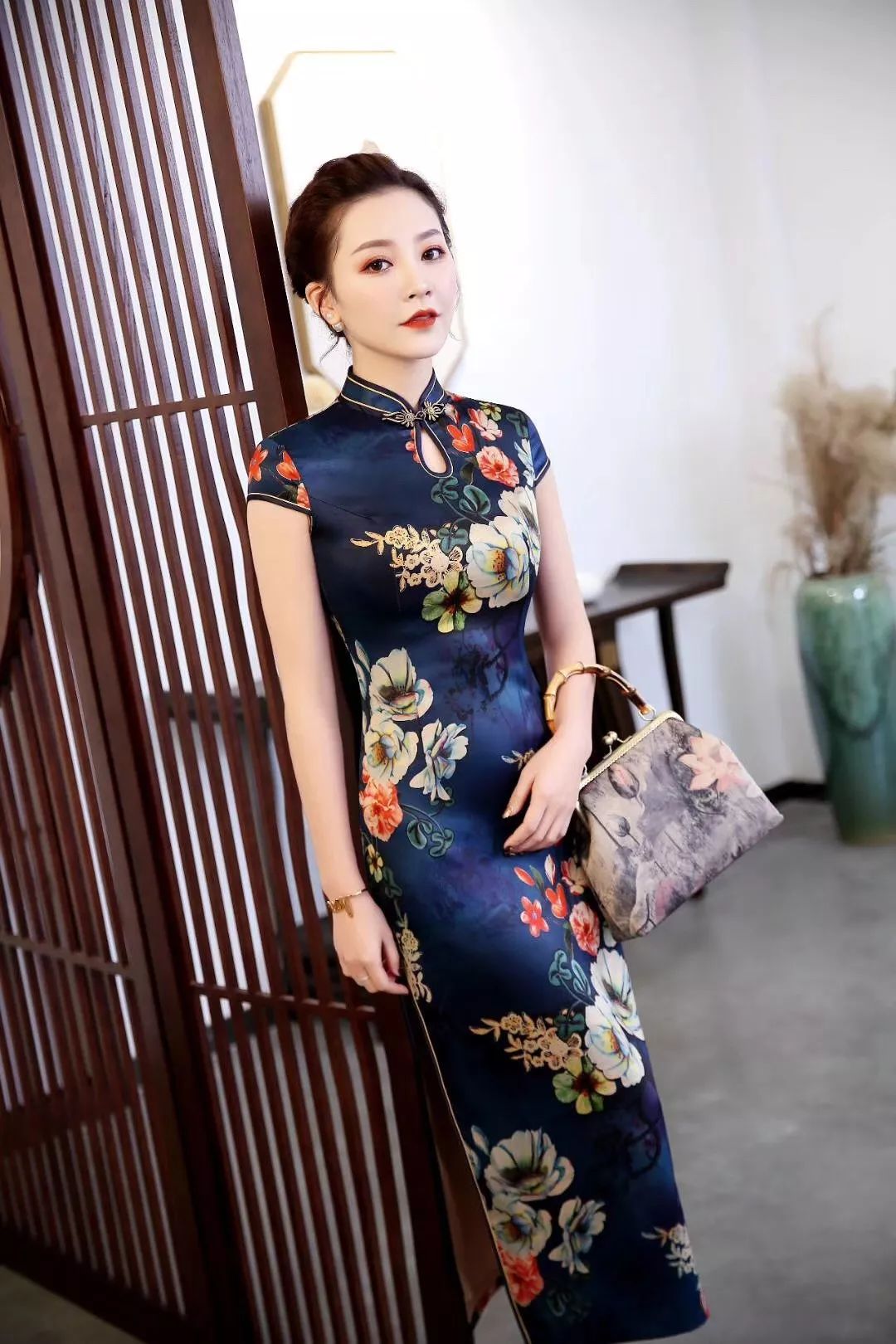 杭州丝绸旗袍特卖会降低全场2折再买一件送一件