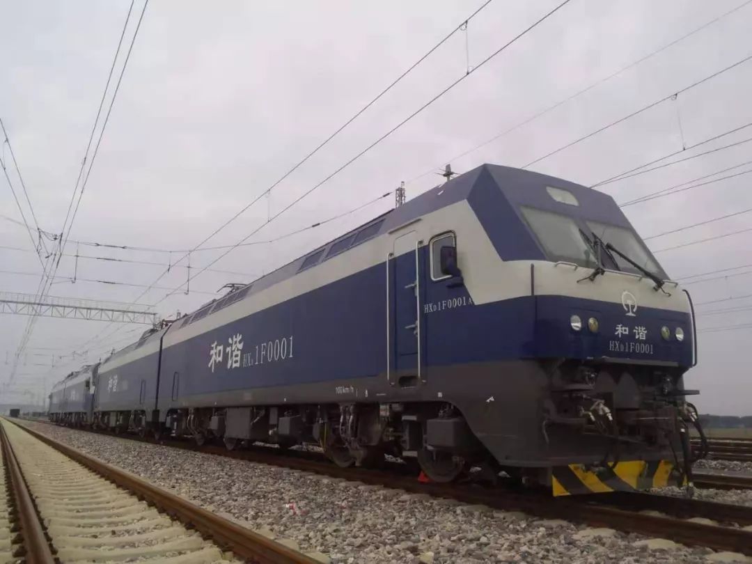 再来看一段新华社的视频:中车大同公司生产的fxd2b型电力机车(hxd2f