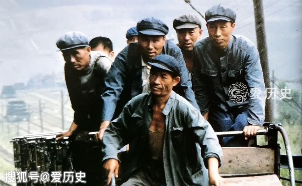 正乘坐缆车下井的煤矿工人. 返回搜             责任编辑