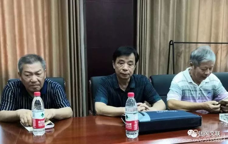 流水潺潺歌志士,诗传百里泛心花.小楼列阵红添彩,瓜带成排绿放霞.