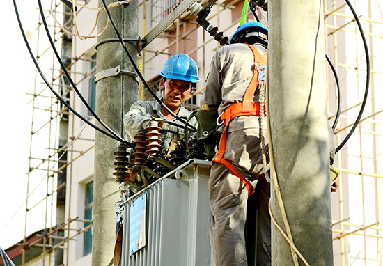 高温下赤壁电力工人抢修忙
