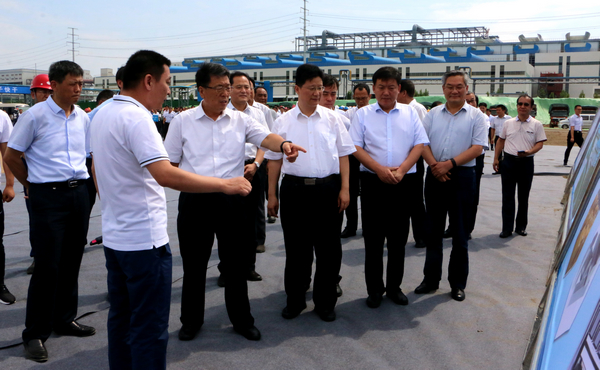 县委副书记张强主持仪式,县委常委,县政府副县长贾连璋介绍了集中开工