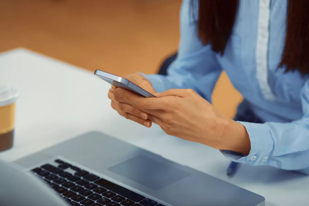 如果在加拿大上班玩手机被辞退,可申请赔偿,至少$7000?_工作