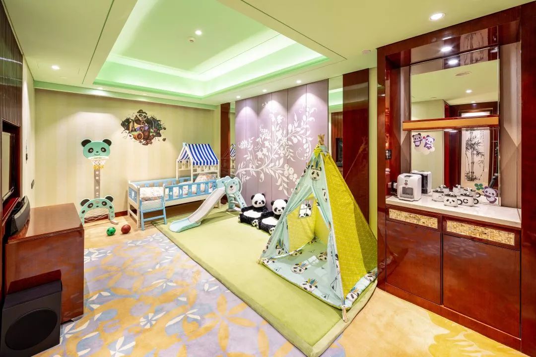 熊猫主题亲子房陪伴宝贝畅享欢乐生活/即刻启程,拥抱"滚滚"详询热线