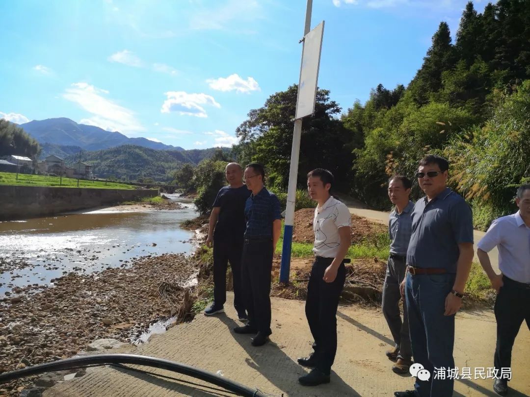 南平市民政局局长吴发胜深入廉溪村帮扶灾后重建