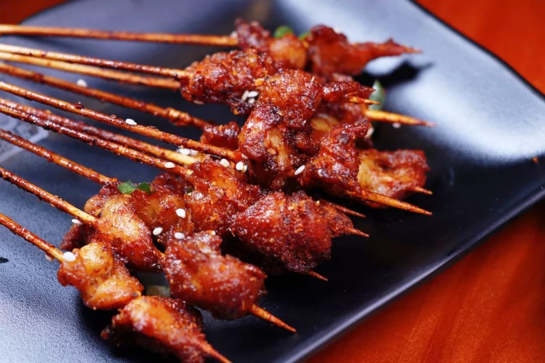 烤掌中宝●碳烤的滋滋冒油的猪鼻筋,糯香弹牙,咀嚼起来滋味鲜香