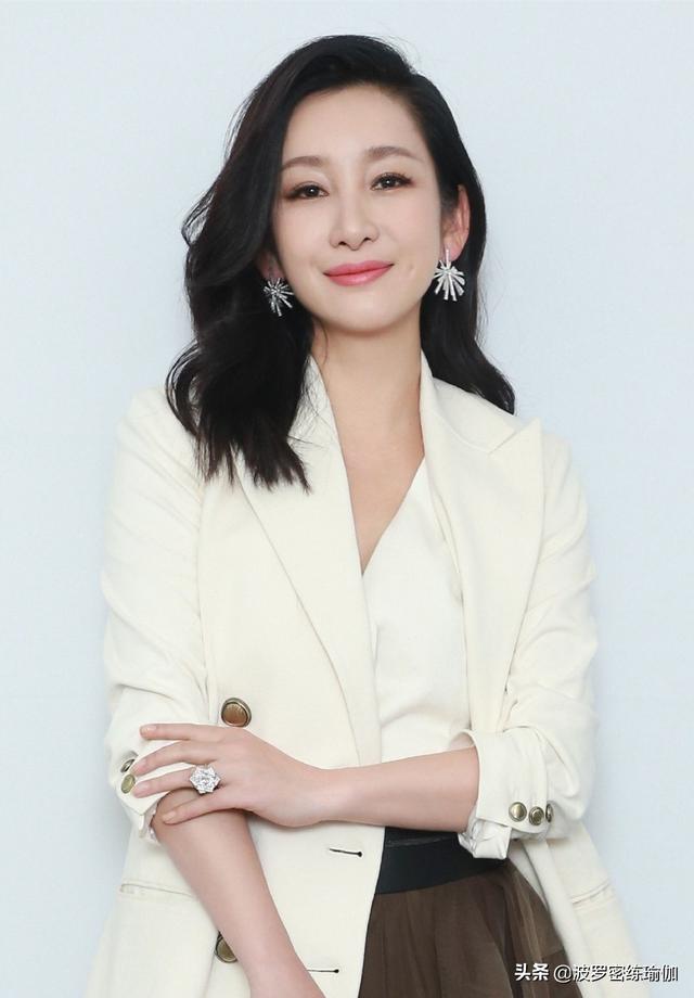 41岁秦海璐颜值身材依旧能打,网友:这才是高级的熟女韵味