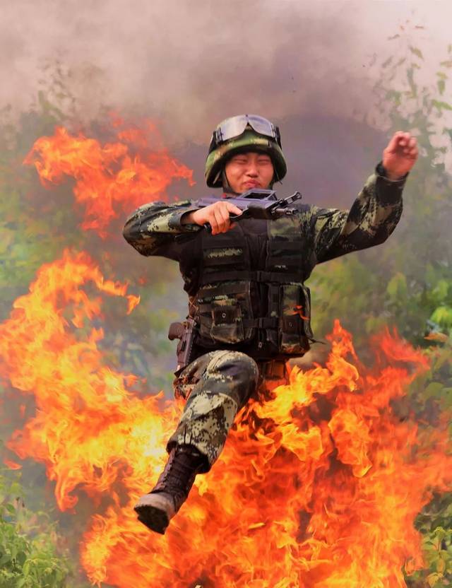 2019年5月2日,广西一名特战队员跨越火海. 泥泞裹身, 他们毫不退貂.