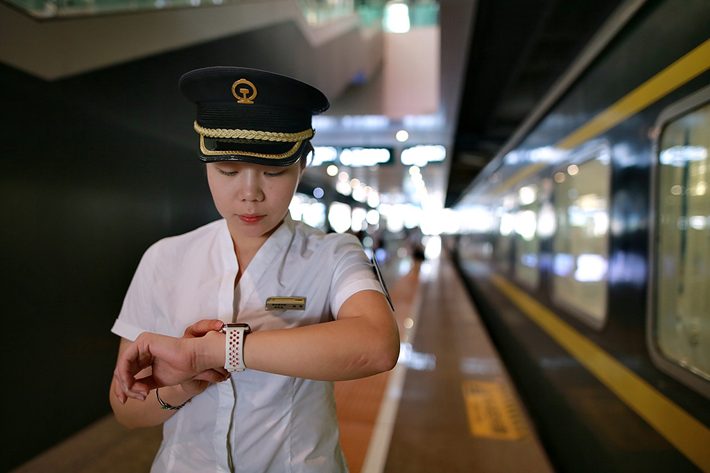 探秘退伍军人女列车长的暑运一天与家人旅游是梦想